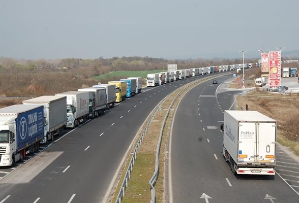 Опашката от тирове преди Капитан Андреево в сряда надхвърляше 45 км, доброволци събраха пари и занесоха на чакащите шофьори храна, вода и дезинфектанти. 