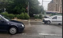 Хванаха шофьора, помел жена и дете на пешеходна пътека във Варна (Снимки)