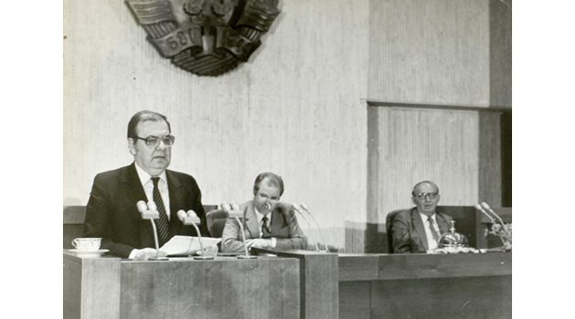 Петър Младенов на трибуната на 10 ноември 1989 г., крайният вляво е сваленият от власт Тодор Живков