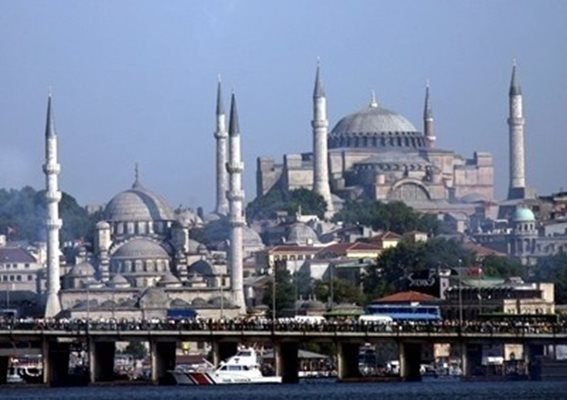 Екипи на турската полиция за борба с тероризма в Истанбул са задържали 19 предполагаеми терористи на "Ислямска държава" СНИМКА: Ройтерс