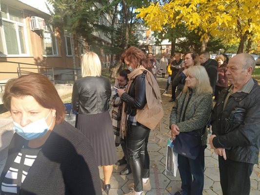 Опашки пред РЗИ - Пловдив се извиха в първия ден след обявяването на мерките.  СНИМКA: РАДКО ПАУНОВ 