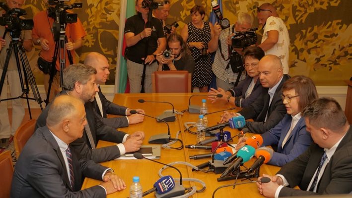 БСП и ДБ преговарят за съставяне на кабинет
Снимка: Йордан Симеонов