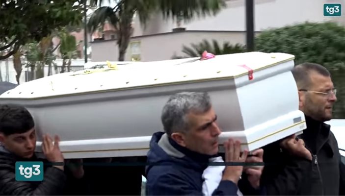 Кадър от новините на Раи Тре с погребението на Нина и семейство Монти