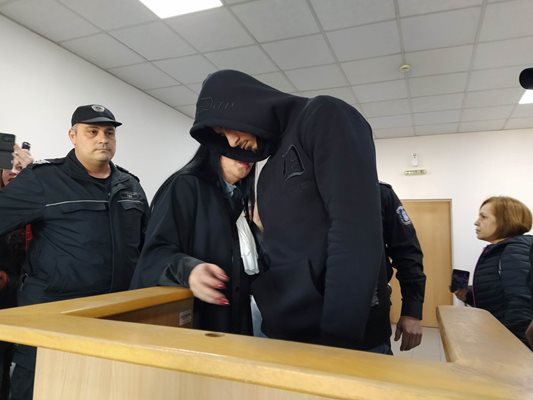 Денислав Борисов влезе с качулка в съдебната зала.