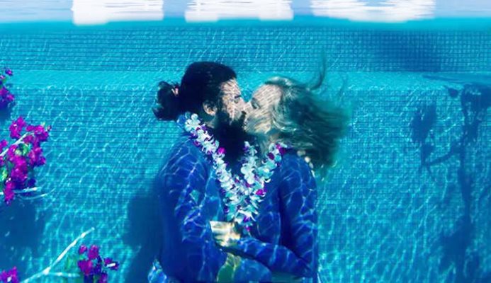 На Бет и Майлс подводната целувка им се вижда цяла вечност