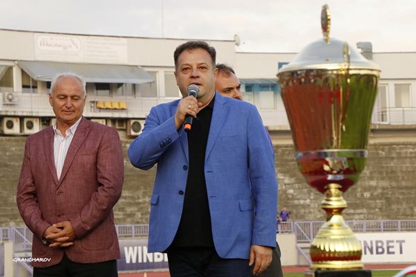 Даниел Панов поздрави "виолетовите" за завръщането в елита

Снимки: Община Велико Търново