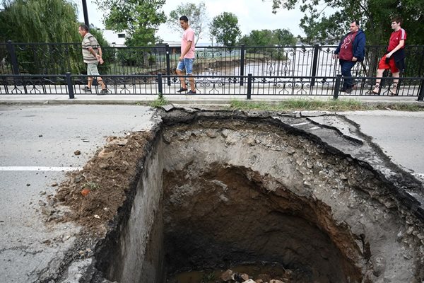 Запълват с чакъл пробития мост към Нестинарка Снимка: Орлин Цанев