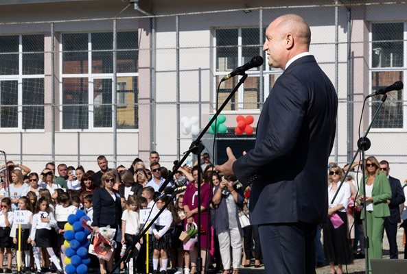 Президентът Радев в с. Кочан: Вашето училище се утвърди като пазител на българщината