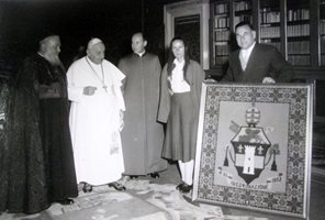 На 13 ноември 1959 г. папа Йоан ХХIII - Анджело Ронкали, приема Върбинка и брат й Христо /вдясно с гоблена/.  
Снимка: РИМ в Търговище