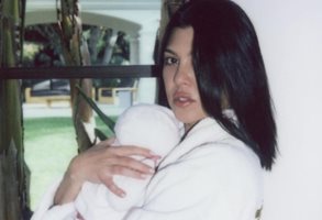 Кортни Кардашиян с бебето си.