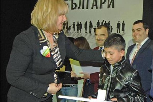 Венелина Гочева връчва наградата на най-младия достоен българин Николай Мишев.
