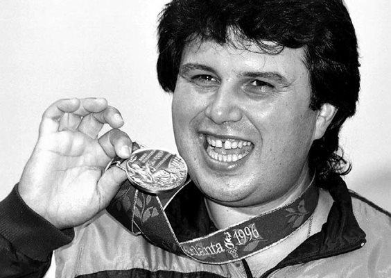 Киряков се радва на бронзовия си медал от Атланта през 1996 г.