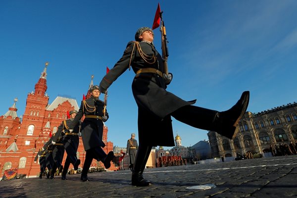 Войници маршируват на Червения площад