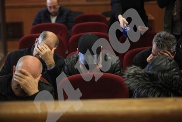 Петимата обвинени крият лицата си Снимка: Румяна Тонева
