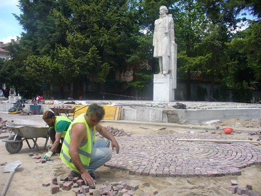Общината ремонтира пространството около паметника на Георги Кирков след набезите на иманяри наоколо.
