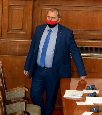 Искрен Веселинов от ВМРО с маската в партийни цветове.