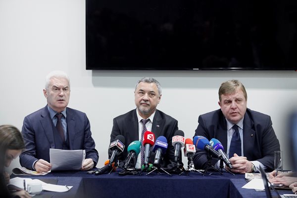 Лидерите на НФСБ и ВМРО Валери Симеонов и Красимир Каракачанов отказват разговори за съюз с председателя на "Атака" Волен Сидеров. СНИМКА: АРХИВ