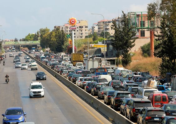 Стотици коли се редят на опашка пред бензиностанция заради масовия недостиг на гориво в Ливан. Мнозина останаха без ток.

