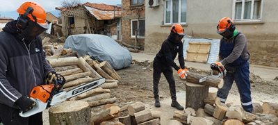 Доброволци от пловдивското формирование режат дърва на възрастни хора от село Каравелово.