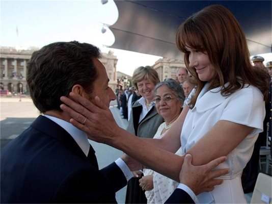 Откакто са семейство, Саркози и Карла непрекъснато демонстрират публично колко са влюбени.
СНИМКИ: РОЙТЕРС
