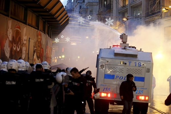 Турски полицаи разпръскват с водни оръдия демонстранти, които протестираха в Истанбул срещу убийството на кюрдския адвокат Тахир Елчи.