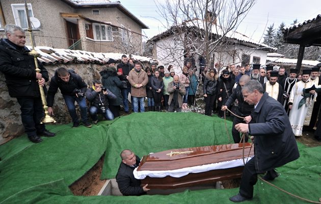 Дядо Добри беше погребан в двора на църквата в Байлово