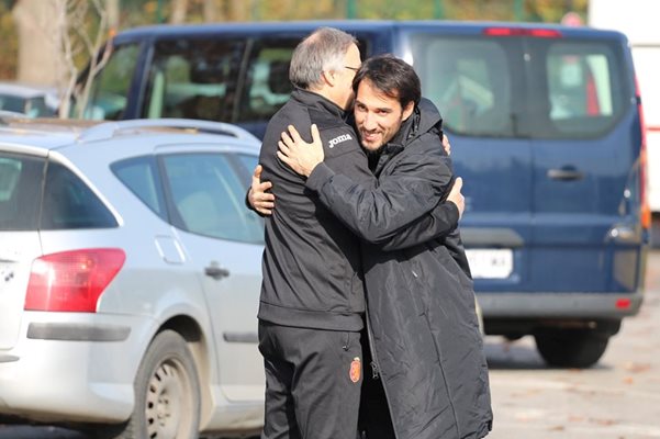Капитанът на националния отбор Ивелин Попов се прегръща с новия селекционер Георги Дерменджиев при пристигането си за лагера в “Бояна”.