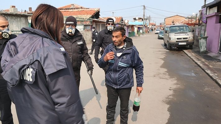 Полицаи следят за струпване на хора в ромските махали в Бургас.