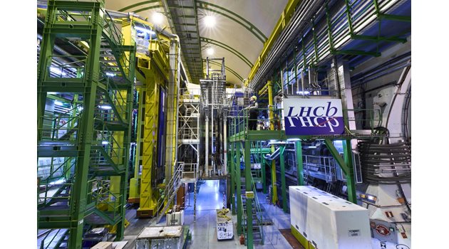  27-километровият тунел Large Hadron Collider (LHC) е вкопан на 100 м под земята.
СНИМКИ: ЦЕРН