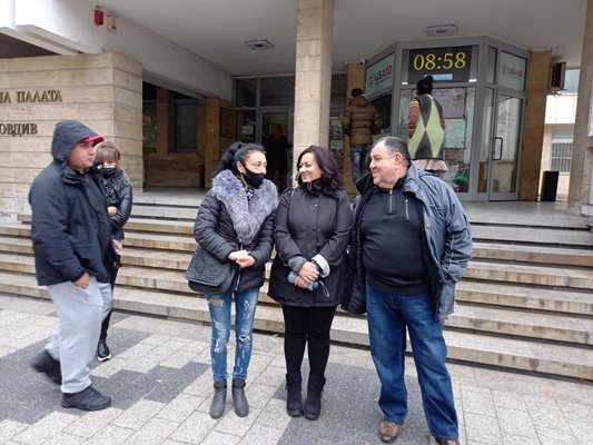 Тошко Тодоров със семейството си пред съда в Пловдив.
