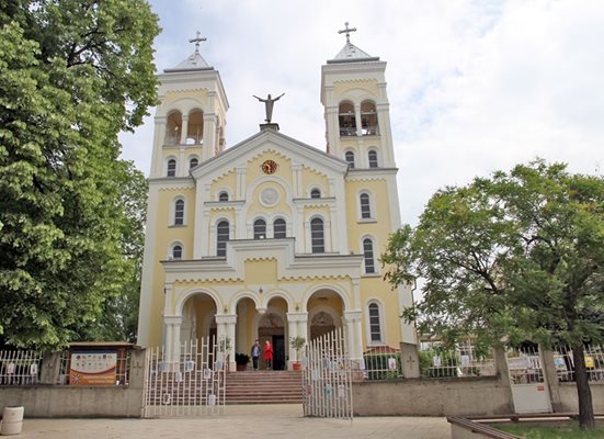 Храмът "Пресвето сърце Исусово" в Раковски събра стотици богомолци.