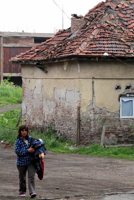 Жители на ромския квартал са излезли на открито, за да се предпазят от срутвания.