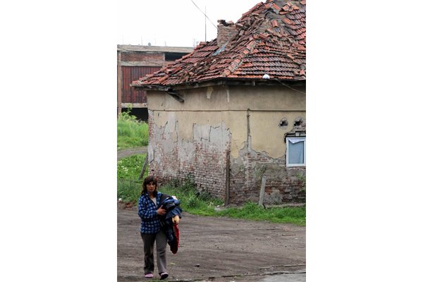 Жители на ромския квартал са излезли на открито, за да се предпазят от срутвания.