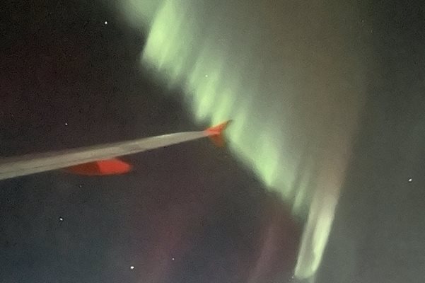 Самолетът пътувал от Исладния към Манчестър, когато сиянието се появява в небето над Обединеното кралство СНИМКА: Туитър/APTGroves