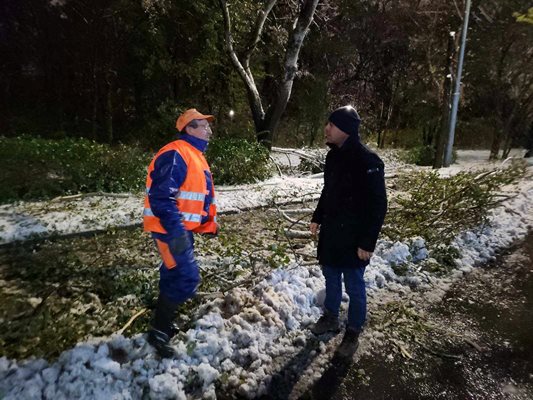 Костадин Димитров лично тръгна призори по улици и булеварди да види как се разчистват.