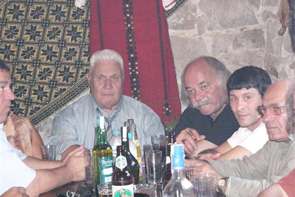 На 75-ия си юбилей в компанията на Боян Радев и Валентин Йорданов, които го посетиха в село Твърдица. 
СНИМКА: НИКОЛАЙ НЕДЕВ