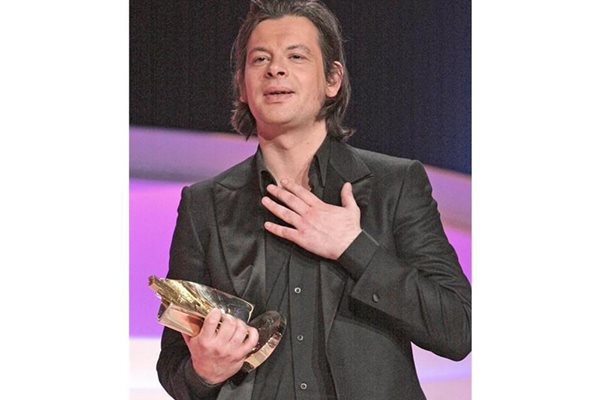 Бенжамен Биоле получи наградата за най-добър френски певец на 6 март тази година. Карла първа отишла да го поздрави.