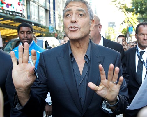 Бебетата не пречат на Клуни да грее по светски събития