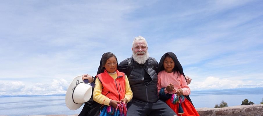 Заедно с местни момичета в Перу