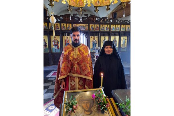Отец Серафим и сестра Ксения в църквата "Св.Георги" в Камено.