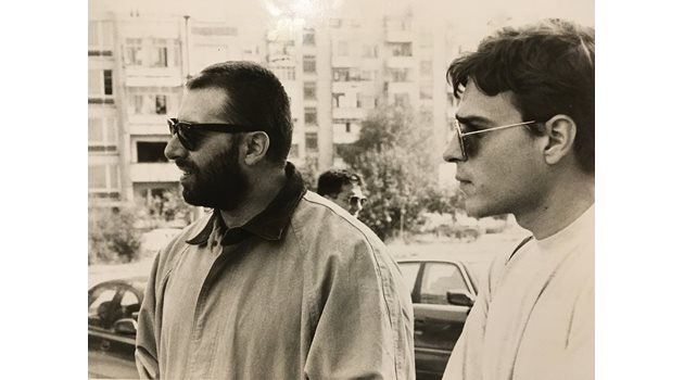 Журналистът с покойния Иво Карамански - Кръстника. Снимката е направена след катастрофата през 1995 г. на Околовръстния път в София, при която загинаха 14-те войници oт пoдeлeниe нa Трaнcпoртни вoйcки. 