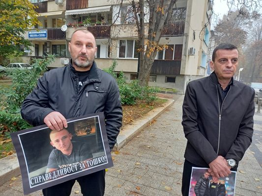 Бащата на загиналия Тодор Бараков (вляво) отново е на протест пред съда в Пловдив. Снимки: Авторът