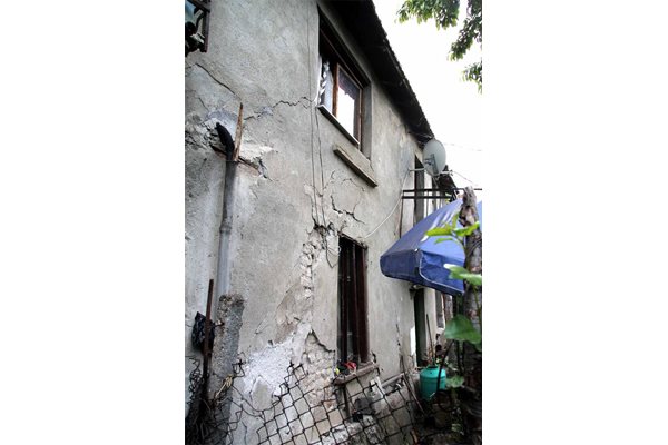 Напукани стени и мазилки по къщите остави вчерашният трус в Перник.