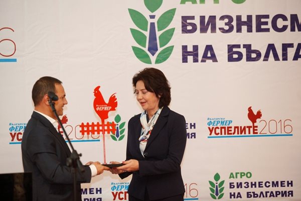 Петя Дайнова - представител на Хорш за България,  бе наградена от Христо Цветанов за агроиноватор на годината.