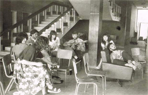 Стачници във фоайето на ректората през лятото на 1990 г.