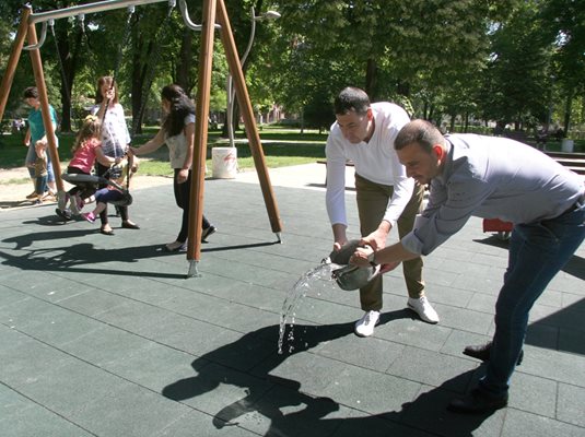 Иван Тотев и Борислав Инчев лиснаха менче с вода.