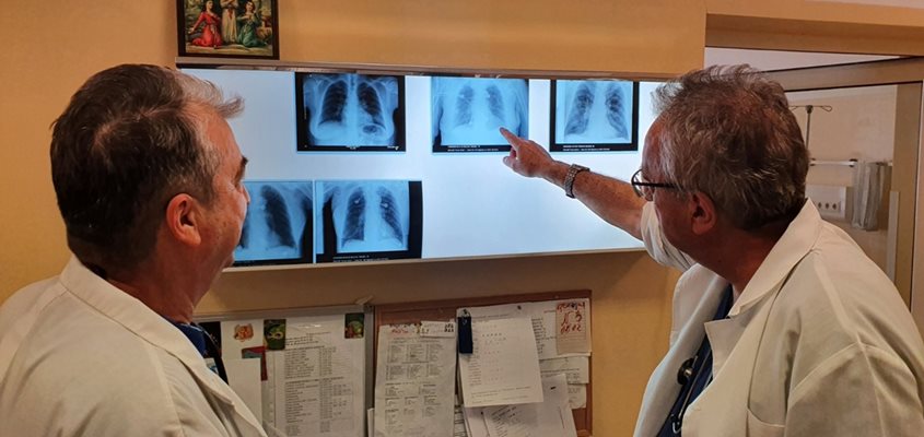 Лекарите от белодробната болница “Света София” обсъждат поредния сложен казус.