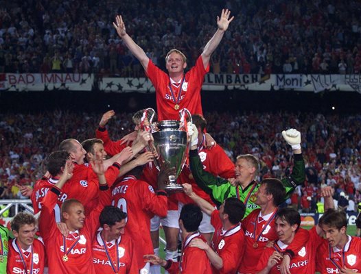 "Манчестър Юнайтед" триумфира с купата на европейските шампиони. Най-отгоре е очевидно "голямата звезда" Дейвид Мей.
