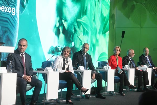 На форума Green Transition 2022 присъстваха президентът на ЕИБ Вернер Хойер, еврокомисарят по сближаване Елиза Ферейра, президентът Румен Радев, регионалният министър Гроздан Караджов и др. 