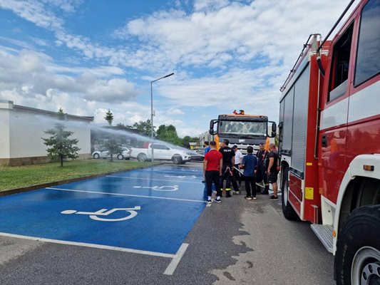 Аварийна група ще помага в работата на петричката пожарна служба. СНИМКА: Община Петрич